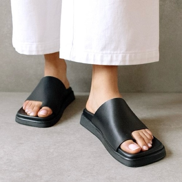 ALOHAS Shoes - ALOHAS Toe Ring Flop Sandals Black Leather Size 39 or 8.5 Minimalist Travel Cozy